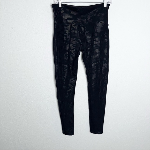 Spanx Leggings Womens XL Camo Faux Leather Matte Shine Shaping High Rise B28 - Picture 4 of 9